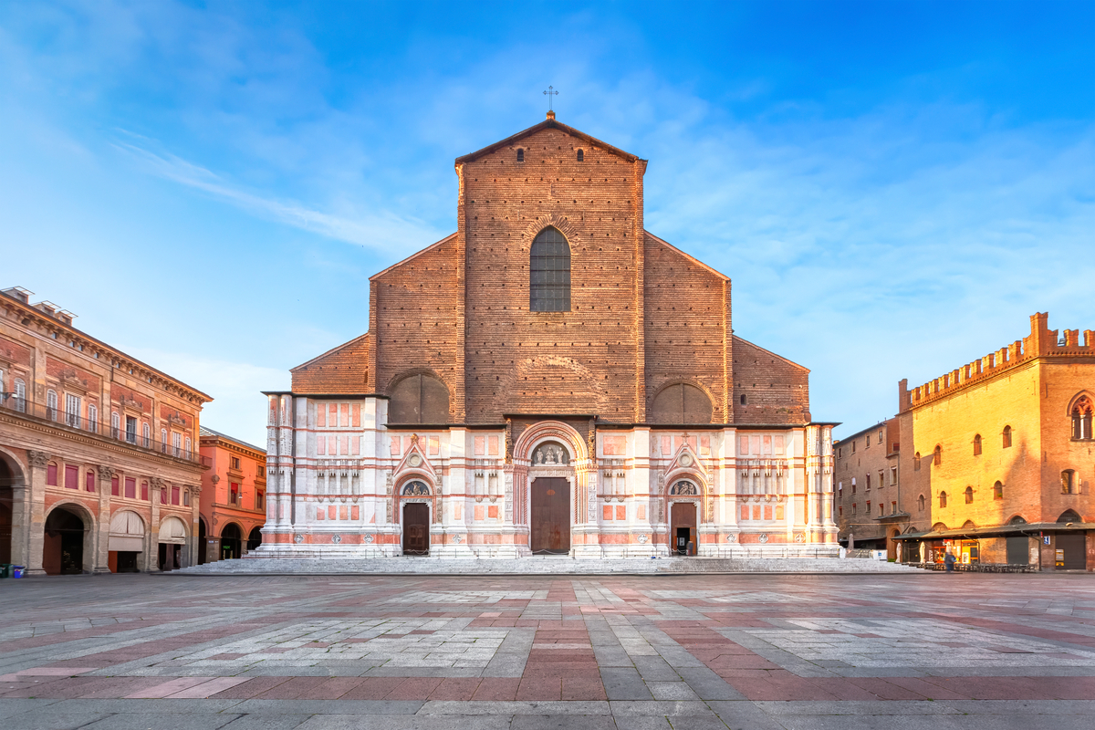 Piazza maggiore con la basilica di S. Petronio